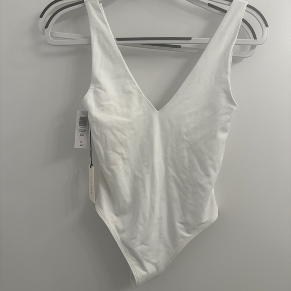 NWT Babaton aritzia v neck contour bodysuit white small - Picture 3 of 5